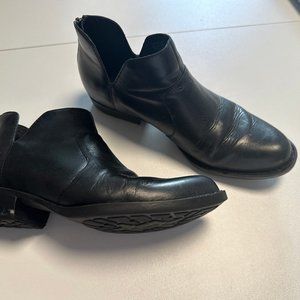 Born bootie. Black. Size 10M. "Keri" style